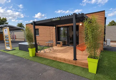 Lodge à ossature bois French Box avec terrasse et pergola.